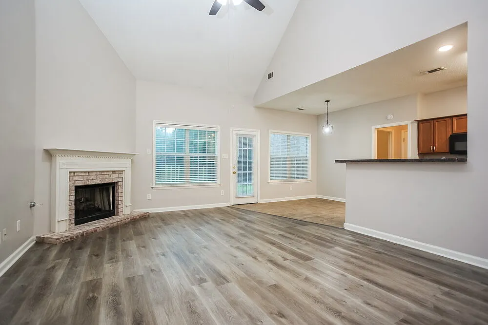 4 bed, 2.0 bath, 2216 sqft, $2,180 — Photo 4