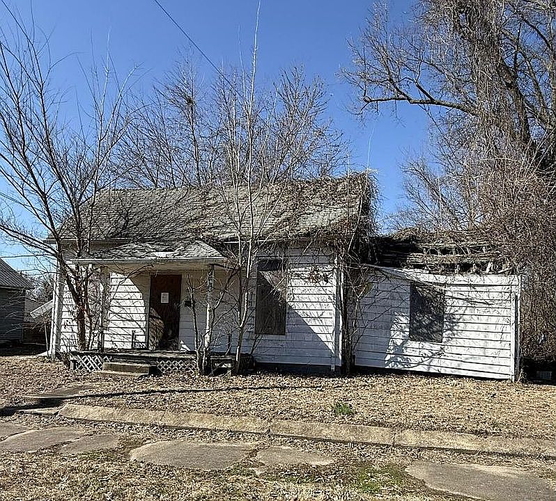 1st image of 909 N Hart St