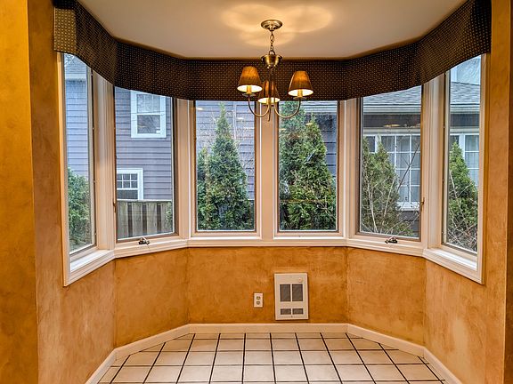 Kitchen: eat-in a perfect spot for morning breakfast