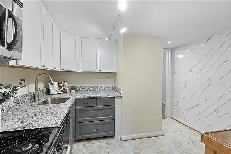 1423 Northgate Sq — Photo 3