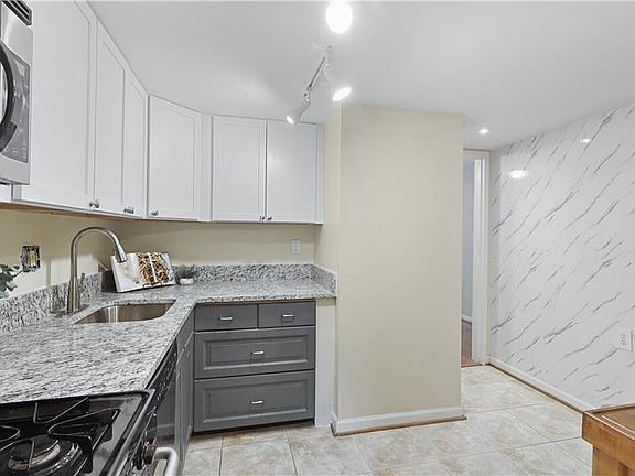 3rd image of 1423 Northgate Sq Unit 21C
