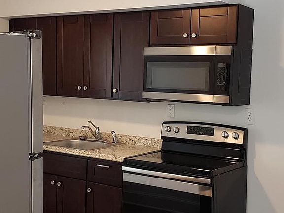 5th image of 502 W 7th St APT 3