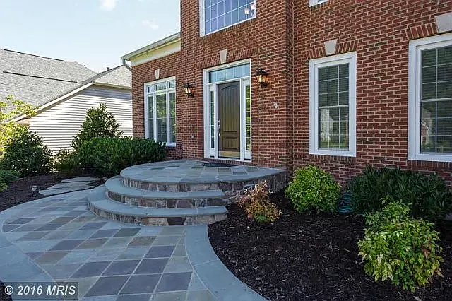 4 bed, 3.5 bath, 3326 sqft, $4,690 — Photo 2