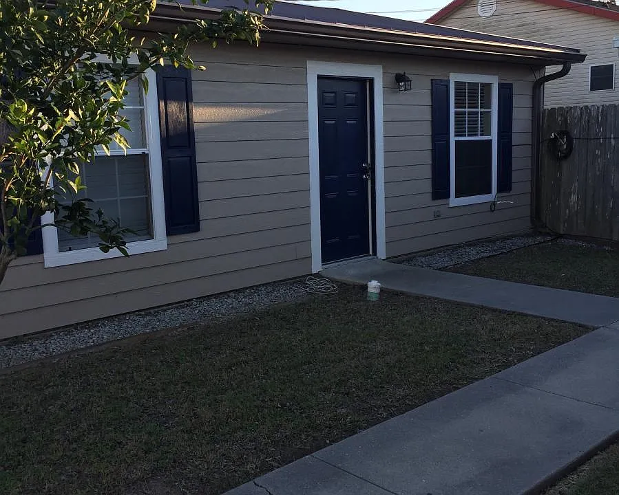 302 Veterans Ave #2