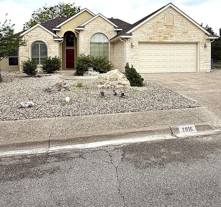1st image of 2016 Crown Ridge Dr