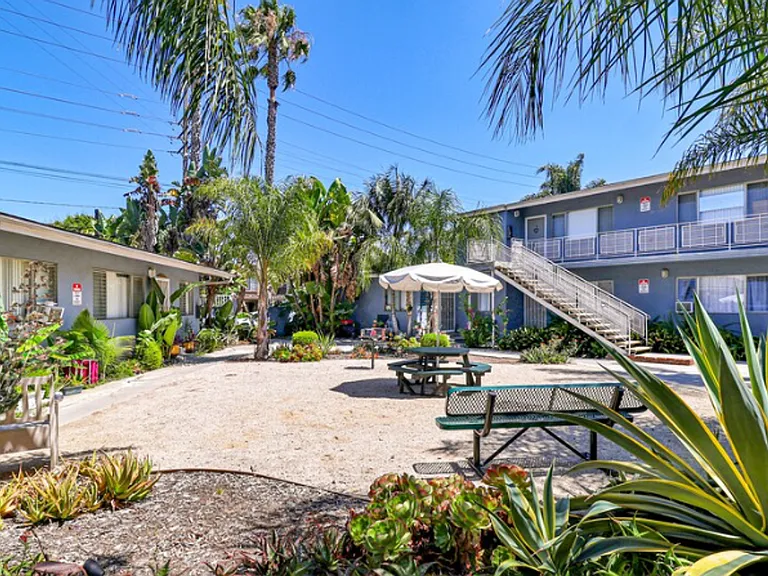 1055 Loma Ave — Photo 27