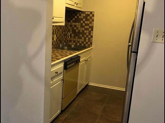 4th image of 872 Arlington Ave APT 13