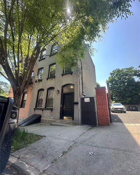 1st image of 74 Montgomery Ave