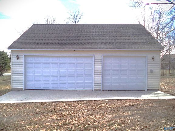 3rd image of 100 Lindsey Ln