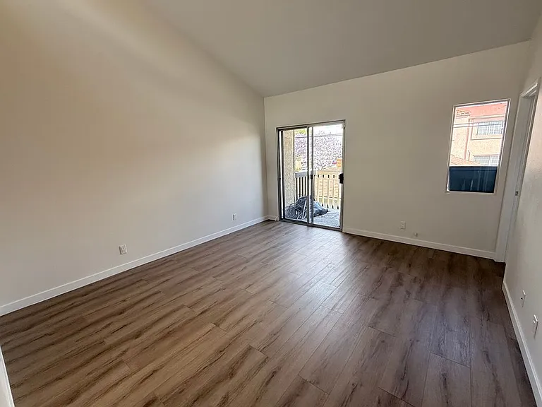14700 Berendo Ave #2 — Photo 10