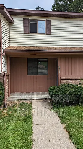 6051 In The Pines Dr SE Photo 1