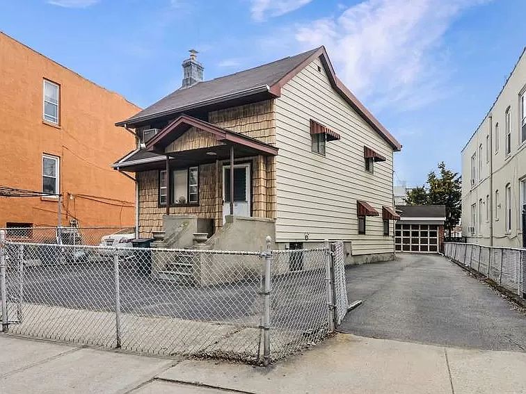 1st image of 3253 33rd St