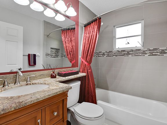 4th image of 1084 Egret Cir N