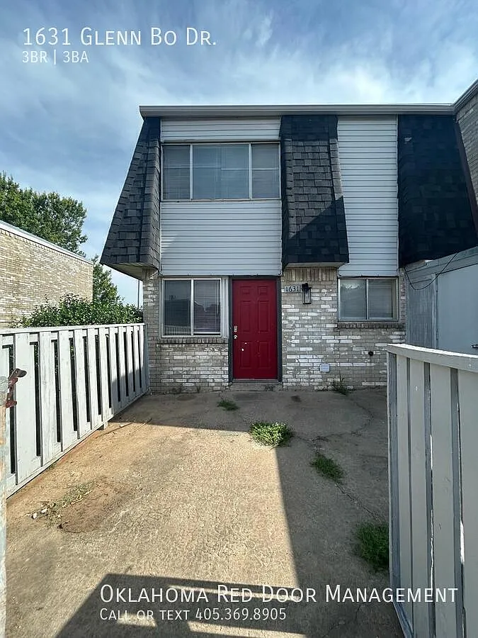 Spacious 3-Bedroom Norman Townhome with Fireplace & Convenient East-Side Location! — Photo 3
