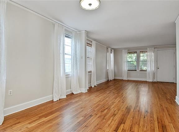 3rd image of 218 Avenue E St