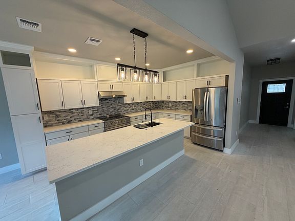 5th image of 8 Honeysuckle Ln
