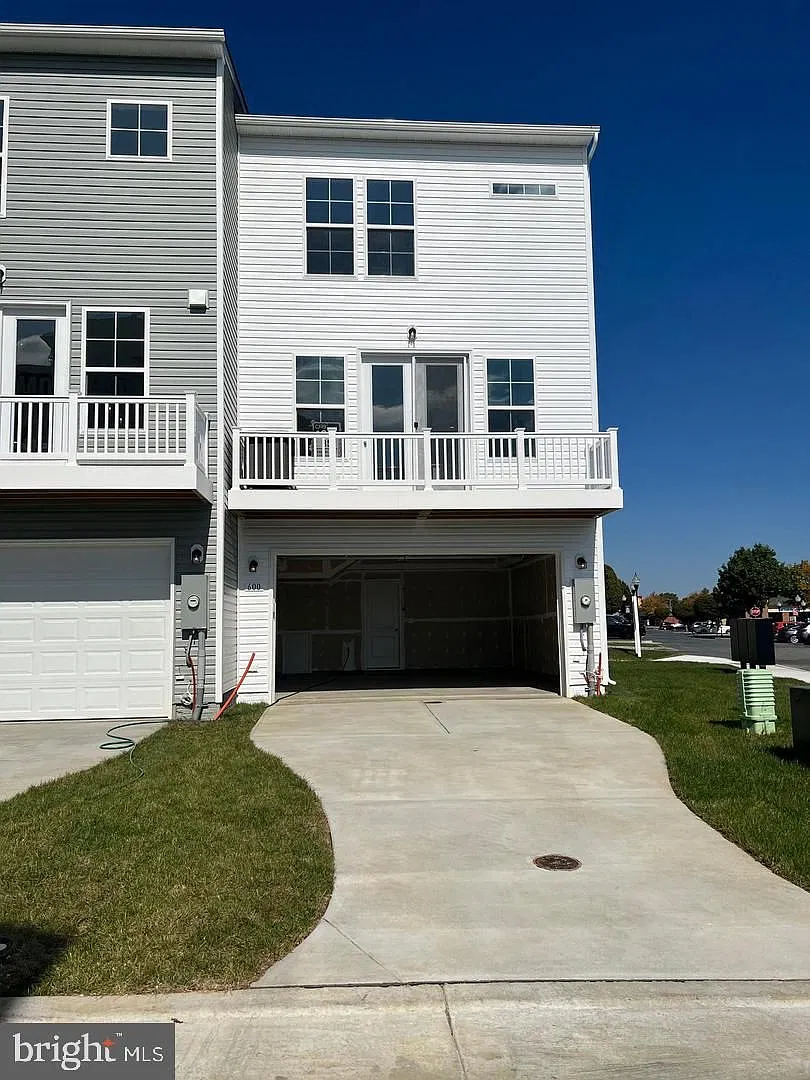 3 bed, 2.5 bath, 1900 sqft, $2,200 — Photo 4