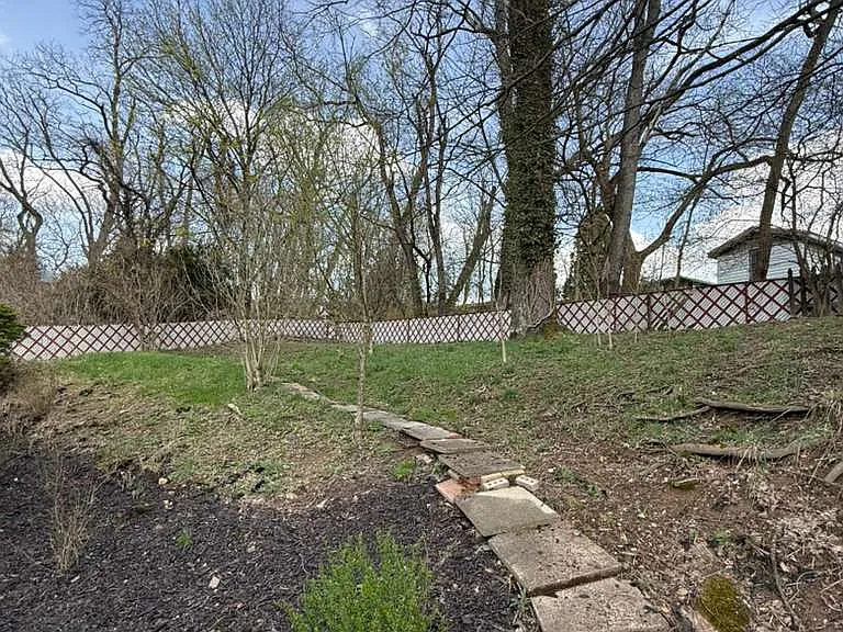 424 Collins Dr — Photo 23