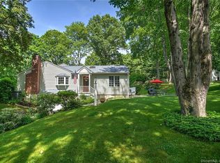 401 Lakeview Dr, Fairfield, CT 06825