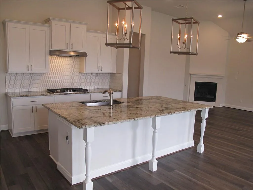 3 bed, 2.0 bath, 2435 sqft, $2,400 — Photo 2