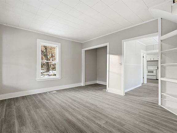 4th image of 62 E Main St