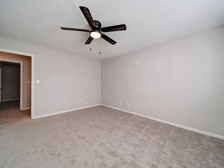 2505 S Charles Blvd — Photo 15