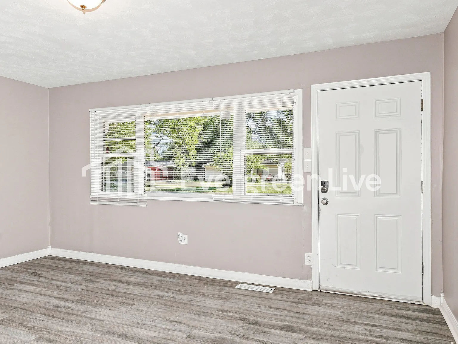 3 bed, 1.0 bath, 900 sqft, $1,345 — Photo 3