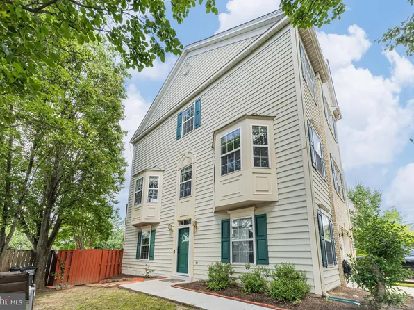 8226 Bates Rd, Lorton, VA 22079