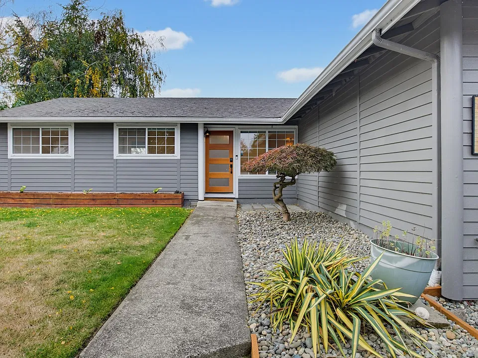 915 S 240th Pl