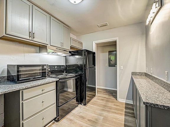3rd image of 1585 W 31st St #13996486