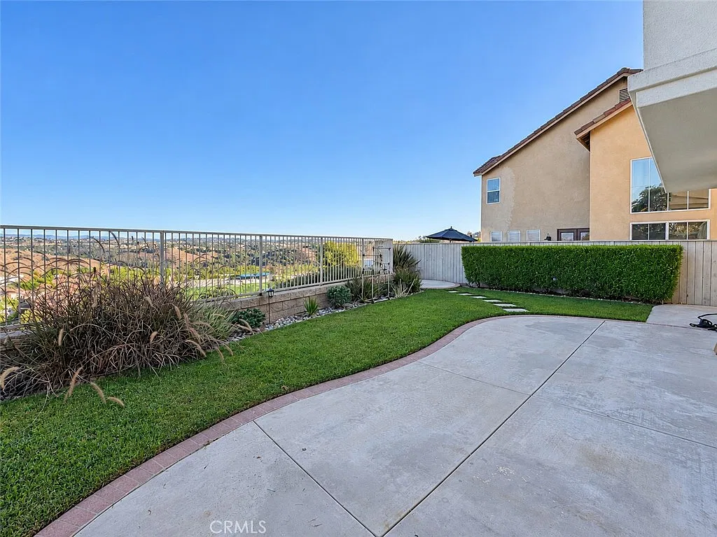 5 bed, 3260 sqft, $7,600 — Photo 3