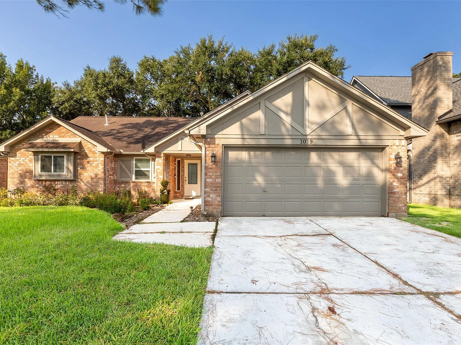 3 bed, 2.0 bath, 1701 sqft, $2,300 — Photo 1