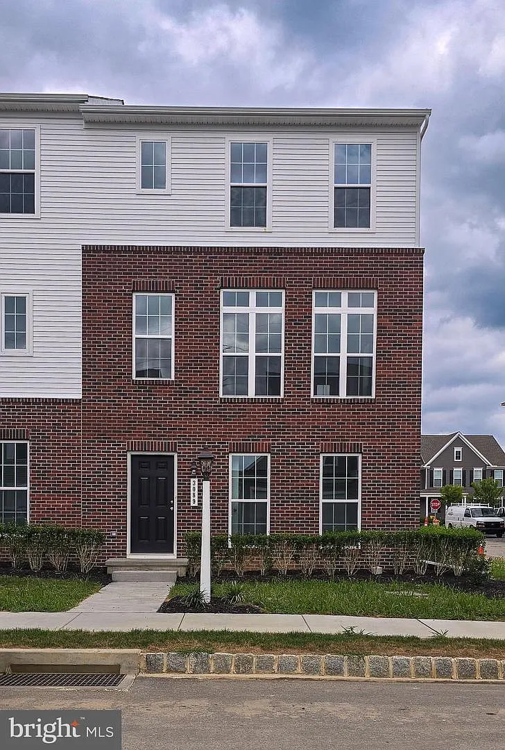 3 bed, 2.5 bath, 1848 sqft, $2,400 — Photo 1