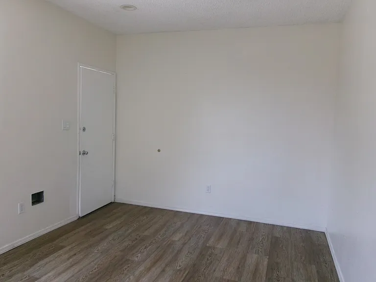 1209 W 60th Pl — Photo 2