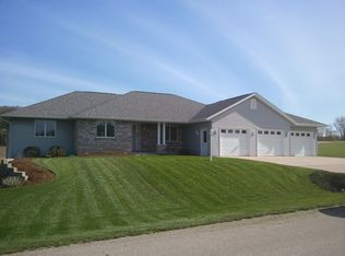 61646 Park View Dr, Prairie Du Chien, WI 53821