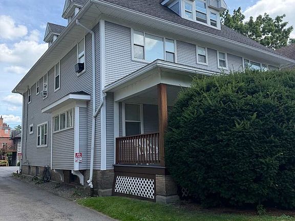 4th image of 366 Alexander St #366