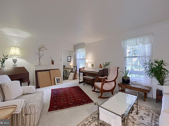 4th image of 584 Laurel Ln