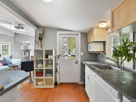 5th image of 44 Tompkins Road
