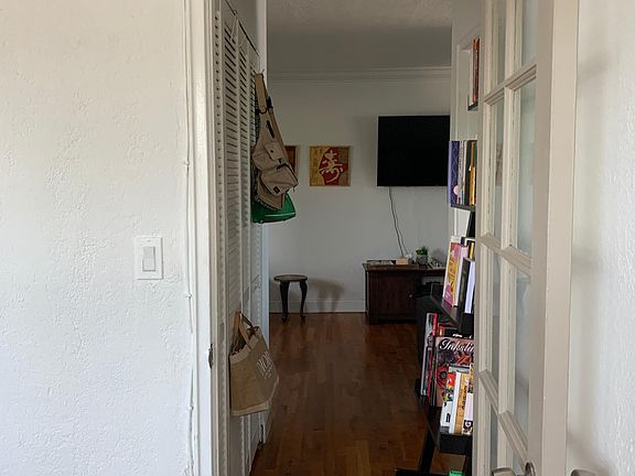 3rd image of 210 Mendoza Ave APT 4