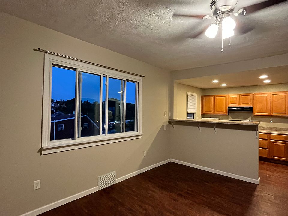 Dining room / kitchen with bar top counter devise.