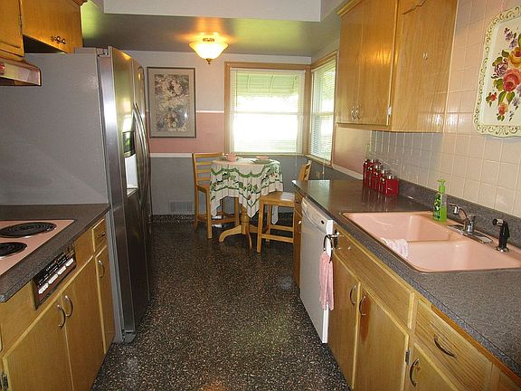 3rd image of 3105 Edward St NE