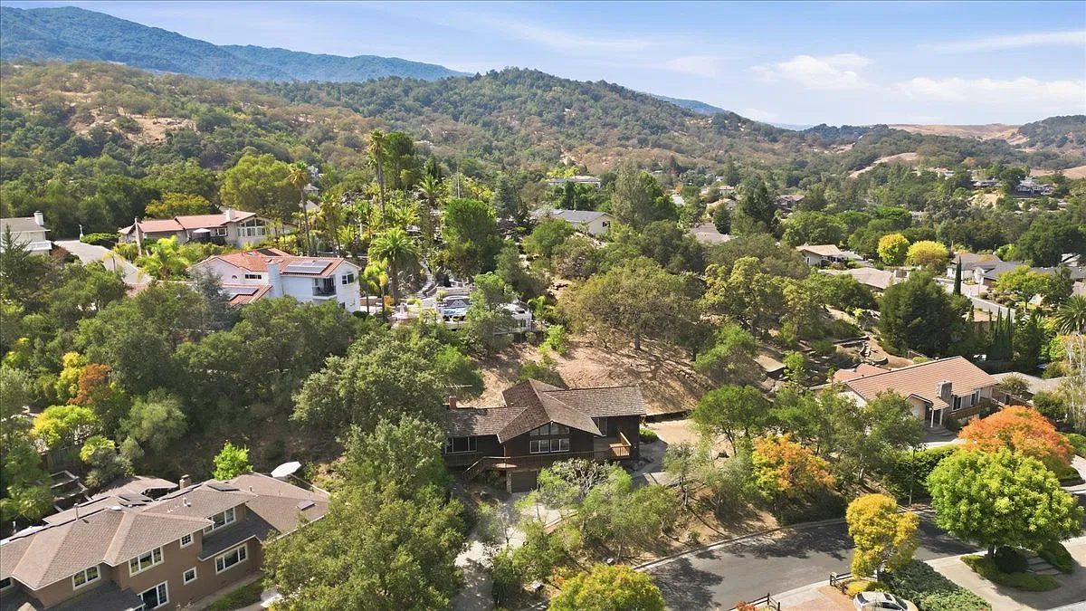 4 bed, 2.5 bath, 2771 sqft, $6,995 — Photo 3