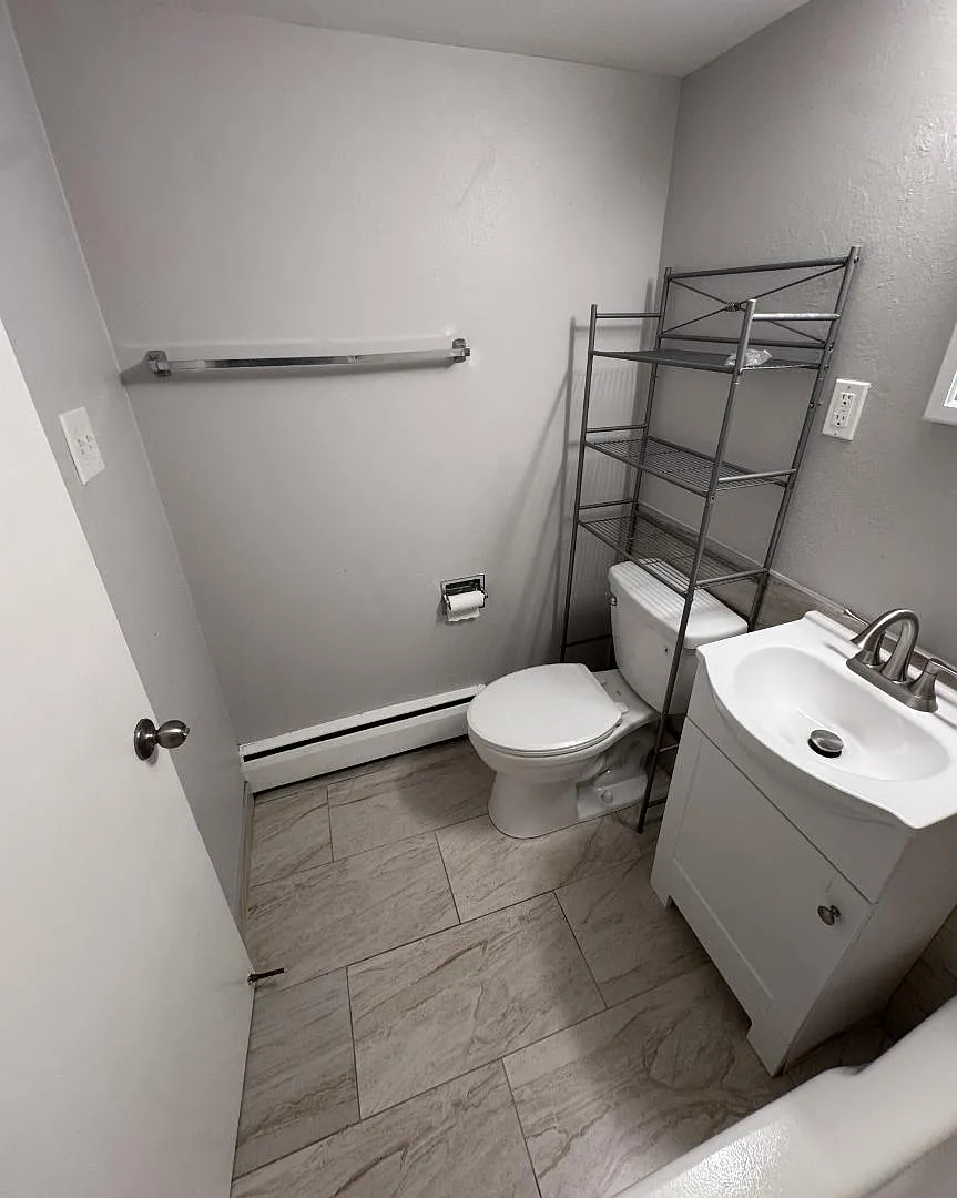 Unit Photo - 917 Sunset St #3