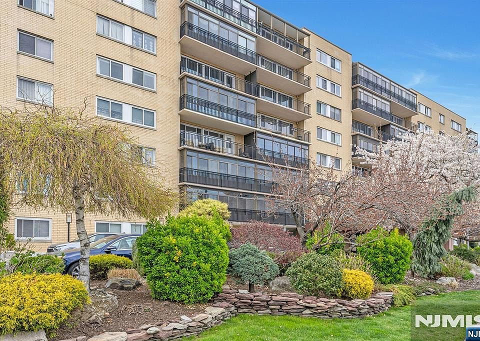 1st image of 2185 Lemoine Avenue #2C