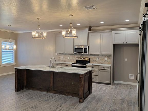 Kitchen with large island