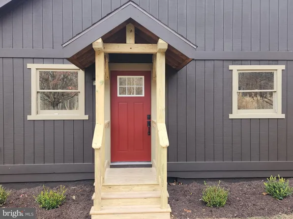 20 Candlewood Ln, Great Cacapon, WV 25422