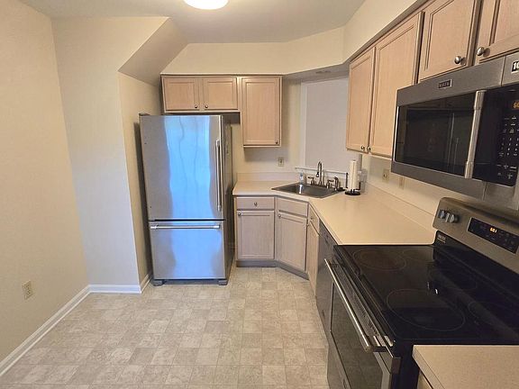 3rd image of 705 Eaton Ct