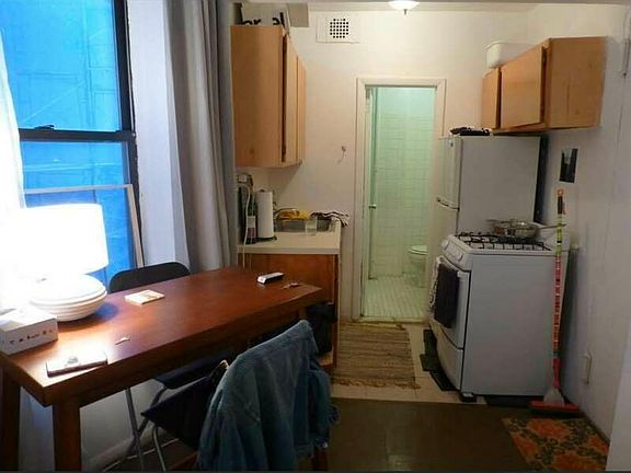 5th image of 417 E 6th St APT 4