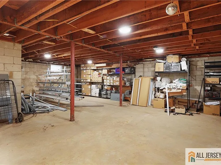215 Washington Rd — Photo 31