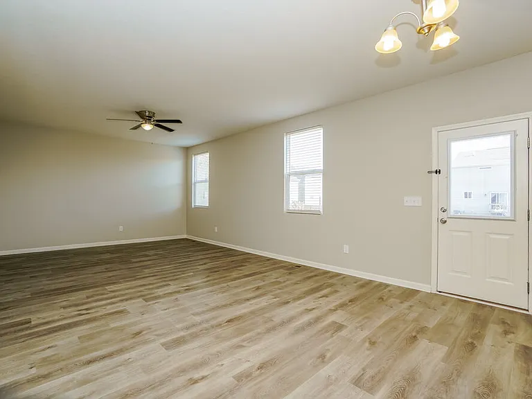 259 Glen Crossing Dr — Photo 6